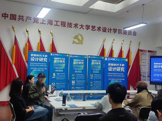 会议室里的人们
描述已自动生成