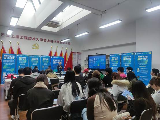 许多人在餐厅里
中度可信度描述已自动生成