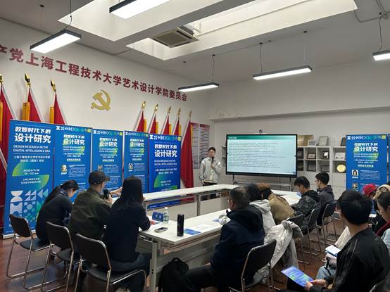 会议室里的人们
描述已自动生成