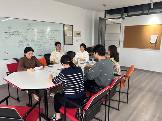 会议室里的人们

描述已自动生成