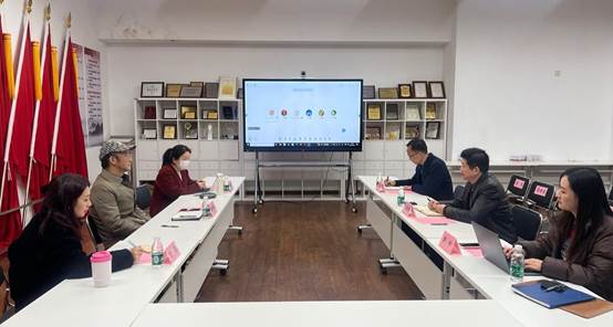 会议室里的人们
描述已自动生成