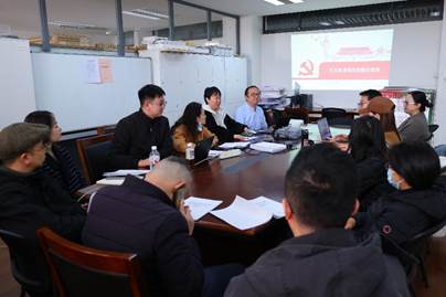 一群人坐在桌子前
描述已自动生成