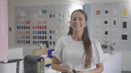 女人站在厨房里
描述已自动生成