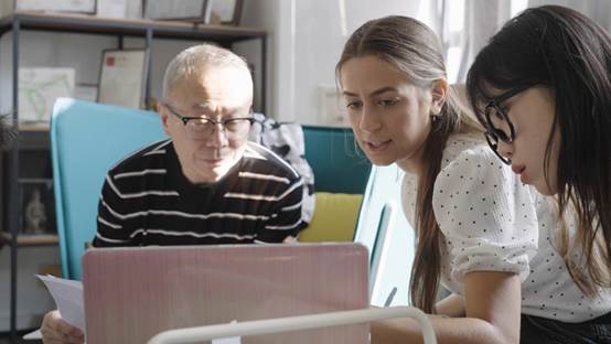 图片包含 人, 室内, 桌子, 笔记本
描述已自动生成