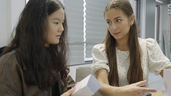 穿白色衣服的女人站在一起
中度可信度描述已自动生成