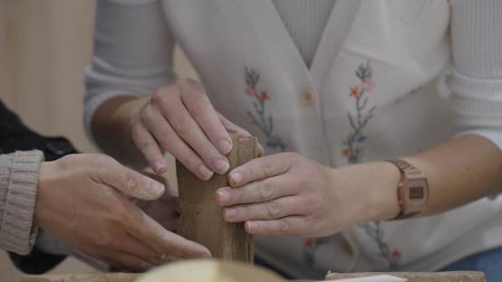 人在切蛋糕
描述已自动生成