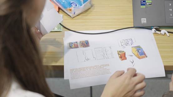 女人拿着手机
描述已自动生成