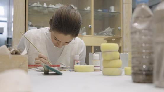 图片包含 室内, 人, 桌子, 年轻
描述已自动生成